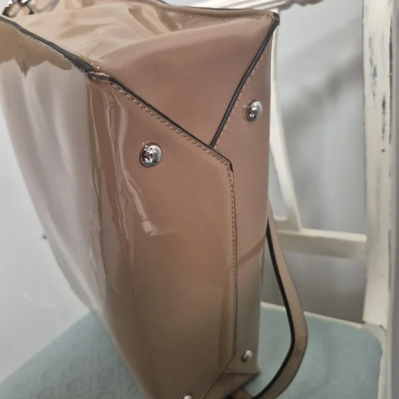 Elegant Tan Patent Leather Tote Bag - Picture 12 of 16